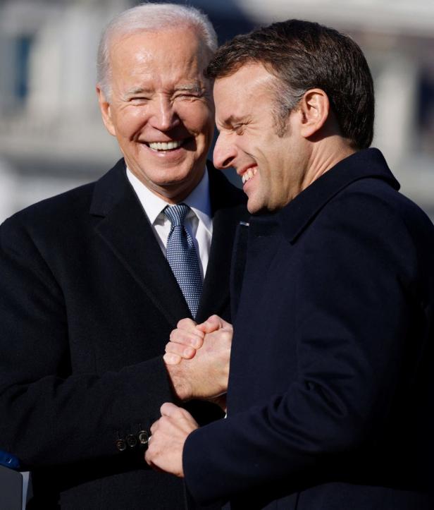 Geehrt – und sehr verärgert: Macron bei Joe Biden