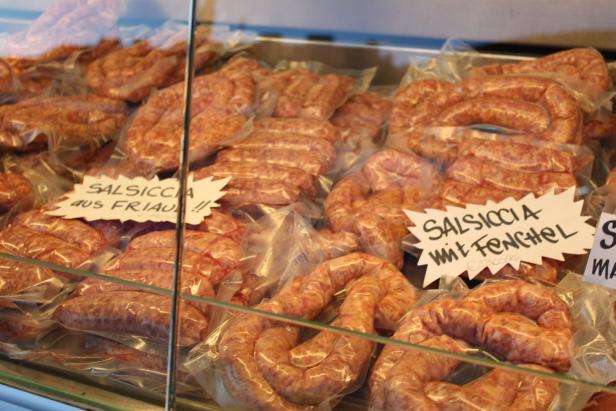 Neues am Naschmarkt: Francesca Zavagno aus Friaul verkauft echt italienische Salsiccia