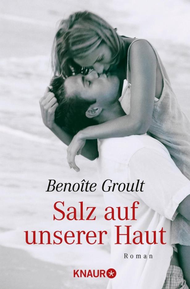 Das Cover des Romans „Salz auf unserer Haut“ von Benoîte Groult zeigt ein Paar am Strand, das sich umarmt.