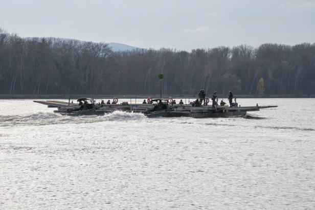 Krems: 400 Soldaten und 85 Militärfahrzeuge überquerten die Donau