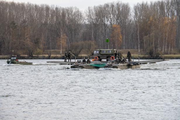 Krems: 400 Soldaten und 85 Militärfahrzeuge überquerten die Donau