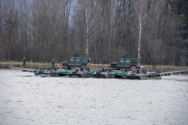 Krems: 400 Soldaten und 85 Militärfahrzeuge überquerten die Donau