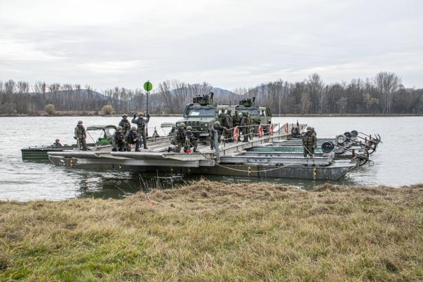 Krems: 400 Soldaten und 85 Militärfahrzeuge überquerten die Donau