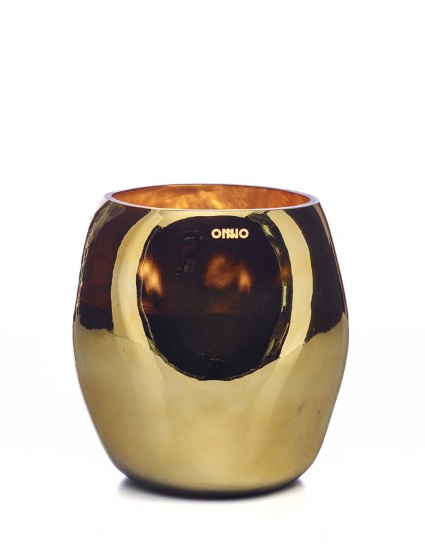 Ein goldener Kerzenhalter mit der Aufschrift „ONNO“.