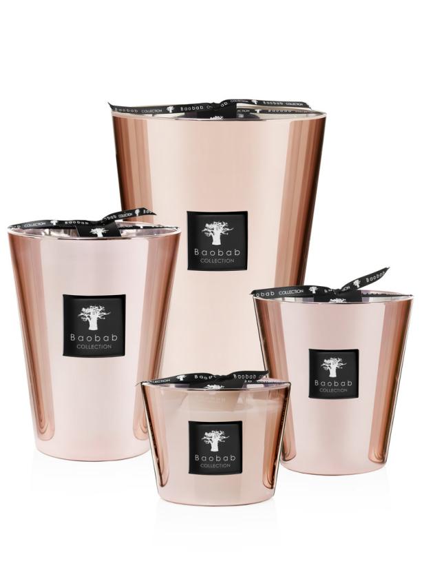 Eine Gruppe von unterschiedlich großen, roségoldenen Duftkerzen der Marke Baobab Collection.