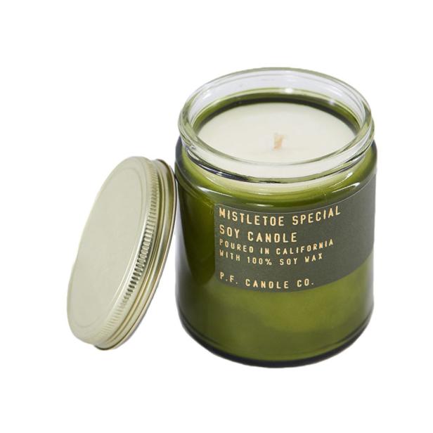 Eine grüne Sojawachskerze „Mistletoe Special“ mit offenem Deckel.