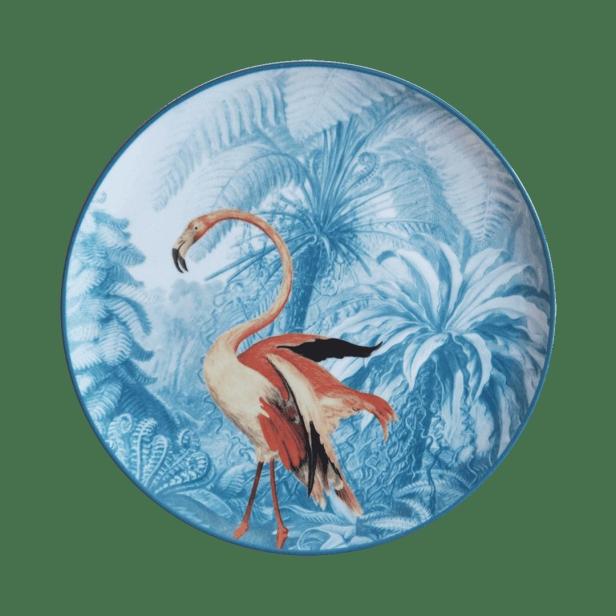 Ein Teller mit der Abbildung eines Flamingos vor blauem Dschungelhintergrund.