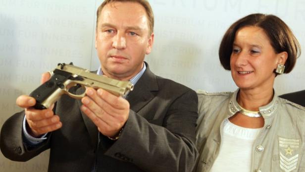 Entsetzte Eltern und ihr Anwalt: Warum die 20-Jährigen mit der Waffe (o.) auf Menschen geschossen haben, können sie nicht erklären