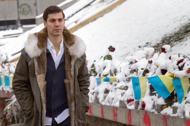 Aleksandar Dragovic am Maidan, wo Blumen und Kränze an die Verstorbenen erinnern