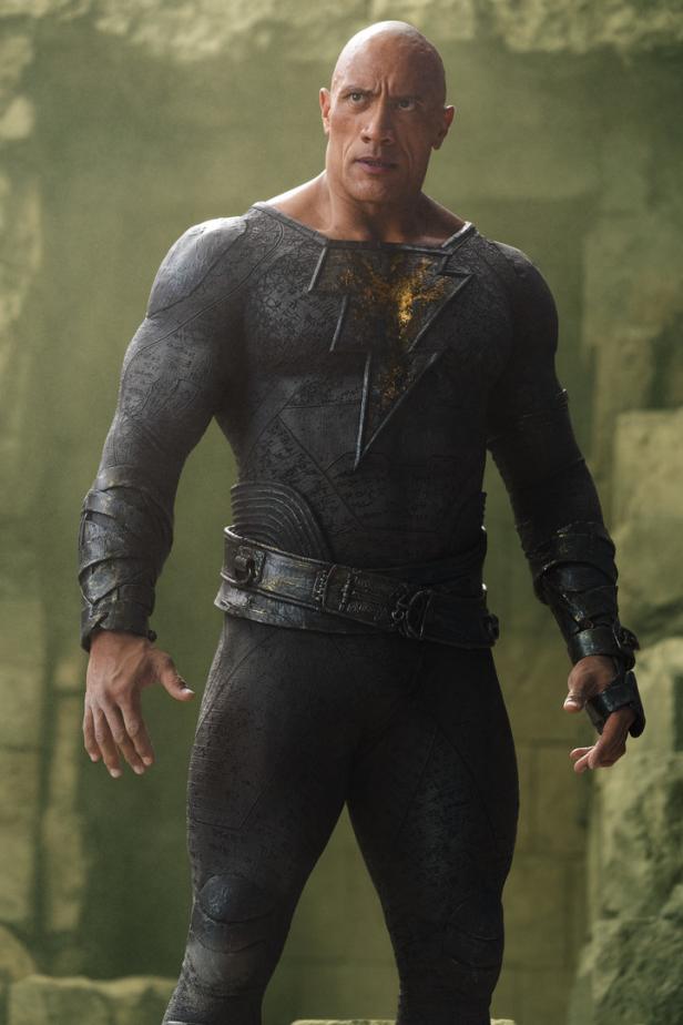 Dwayne „The Rock“ Johnson als Black Adam in seinem schwarzen Superheldenkostüm.