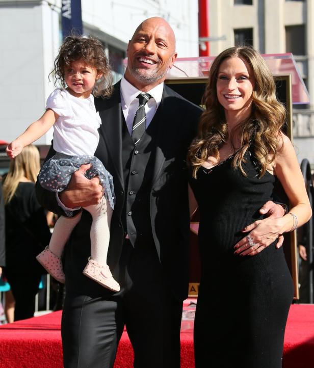 Dwayne „The Rock“ Johnson mit seiner Frau Lauren Hashian und seiner Tochter auf dem Hollywood Walk of Fame.