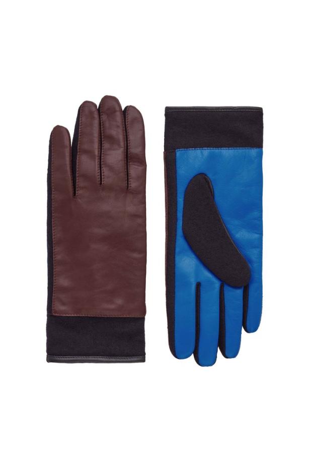 Ein Paar farbige Lederhandschuhe, eines braun und eines blau, liegen nebeneinander.