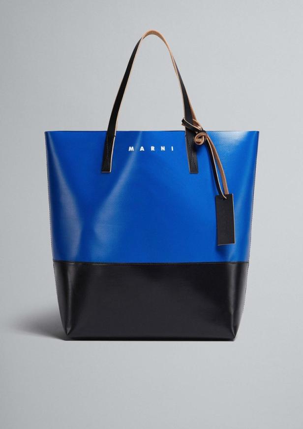 Eine blaue und schwarze Tragetasche der Marke Marni mit hellbraunen Henkeln.
