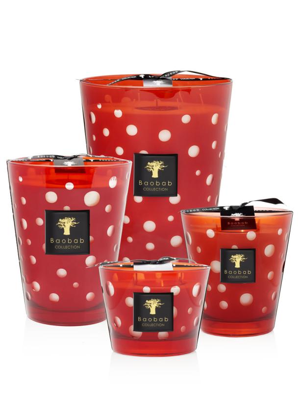 Eine Kollektion von roten „Baobab Collection“-Duftkerzen mit weißen Punkten in verschiedenen Größen.