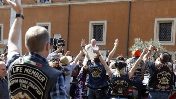 Papst segnete hunderte Harley Davidson-Biker