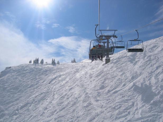 Ein Sessellift in einem österreichischen Skigebiet.