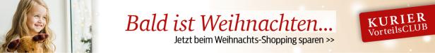 Ein lächelndes Mädchen umarmt ein Stofftier vor einem Fenster mit Lichtern.