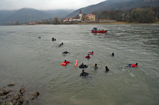 Feuerwehrleute tauchten zum Gedenken mit Christbaum in Donau ab