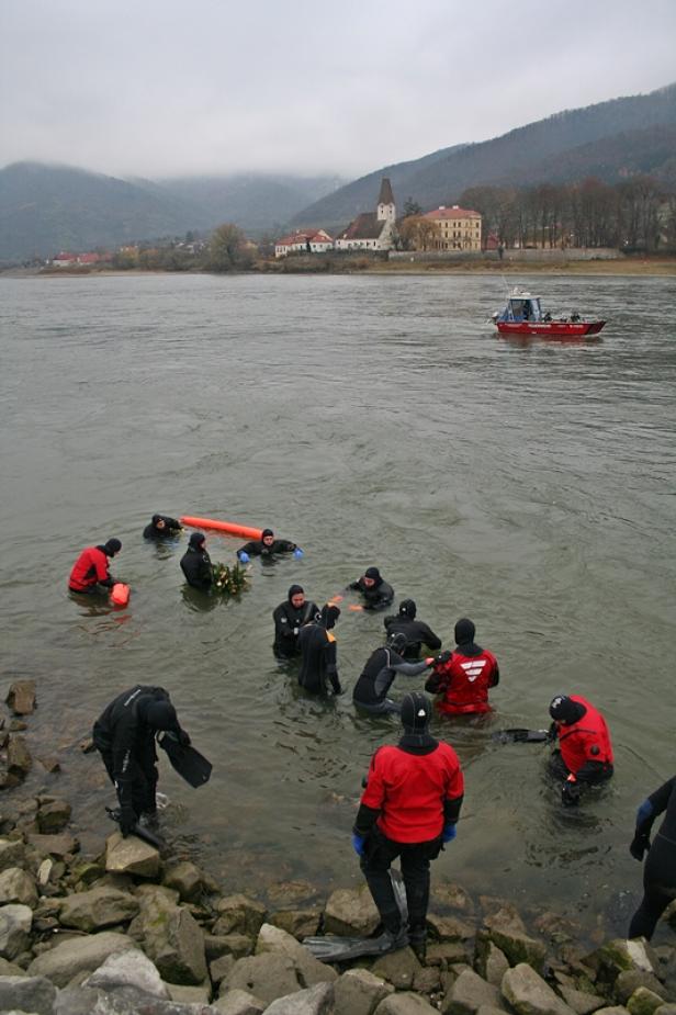 Feuerwehrleute tauchten zum Gedenken mit Christbaum in Donau ab
