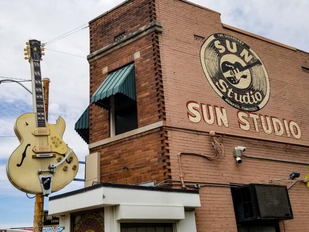 Das Sun Studio in Memphis, Tennessee, mit einer großen Gitarre als Werbeschild.