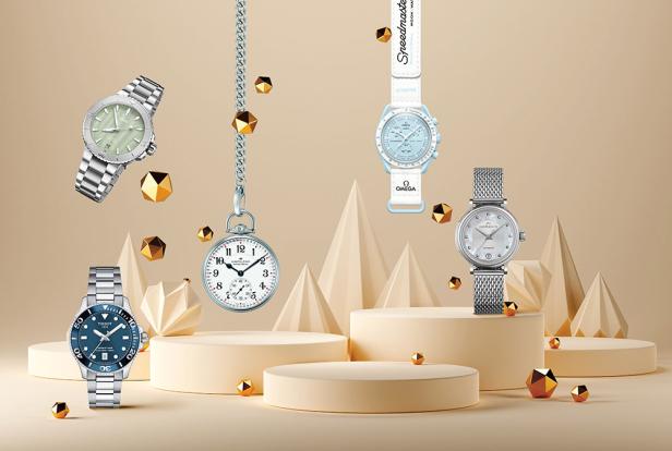 Verschiedene Uhren der Marken Tissot, Oris, Hamilton, Omega und Norqain auf Podesten vor beigem Hintergrund.
