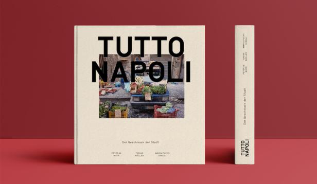 Das Buch „Tutto Napoli“ mit einem Foto von einem Gemüsemarkt in Neapel.