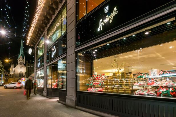 Das Schaufenster von Sprüngli in Zürich ist weihnachtlich geschmückt.