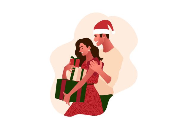 Ein Paar in Weihnachtsstimmung, die Frau hält Geschenke in den Armen.