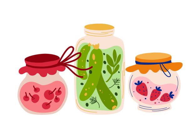 Drei Gläser mit Kirschmarmelade, Gurken und Erdbeermarmelade stehen nebeneinander.