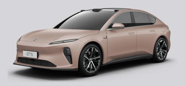 Ein rosafarbenes NIO ET5 Elektroauto vor einem neutralen Hintergrund.