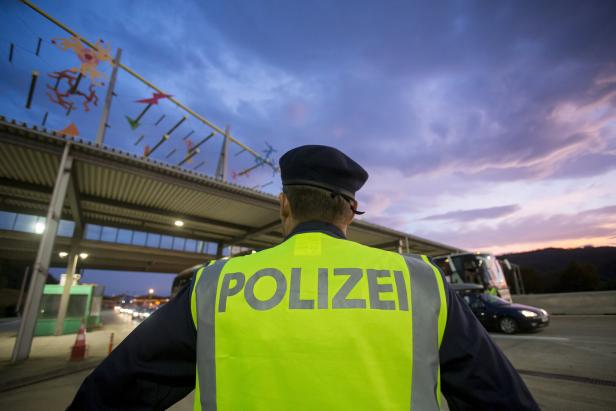 GRENZKONTROLLEN AM GRENZÜBERGANG SPIELFELD GRENZKONTROLLEN AM GRENZÜBERGANG SPIELFELD