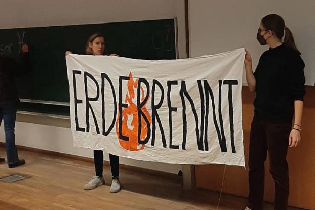 Klimaaktivisten besetzen Hörsaal an Uni Graz und TU Wien