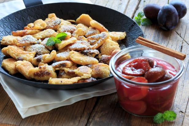 Kaiserschmarrn und Zwetschkenröster.