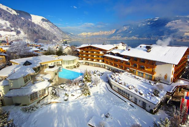 Das Hotel Salzburgerhof in Zell am See ist im Winter mit Schnee bedeckt.