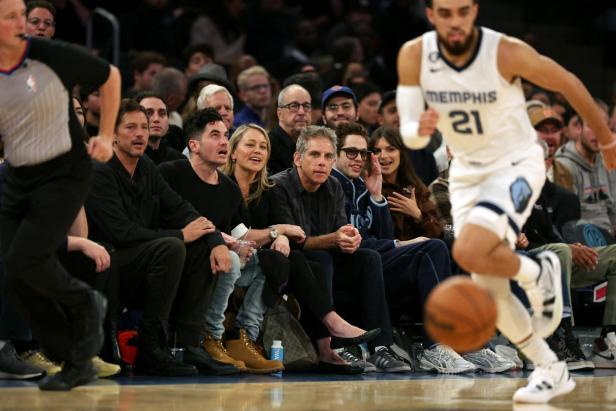 Ben Stiller und Pete Davidson sitzen bei einem Basketballspiel der Memphis Grizzlies gegen die New York Knicks.