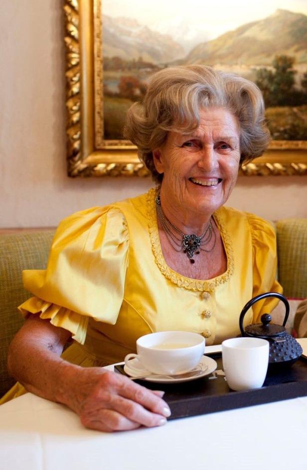 Gisela Holleis vom Salzburger Hof sitzt bei einer Tasse Tee.