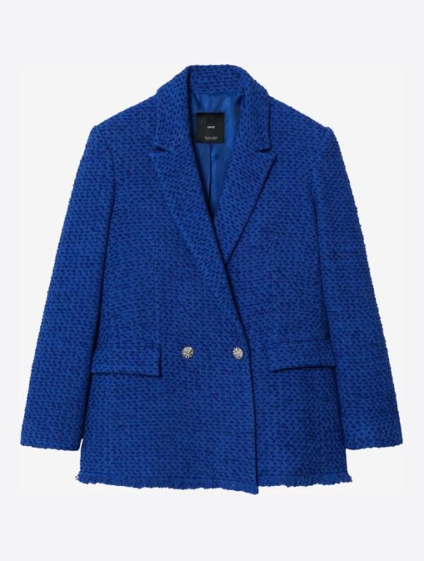 Ein blauer Blazer mit doppelter Knopfleiste und Fransen am Saum.