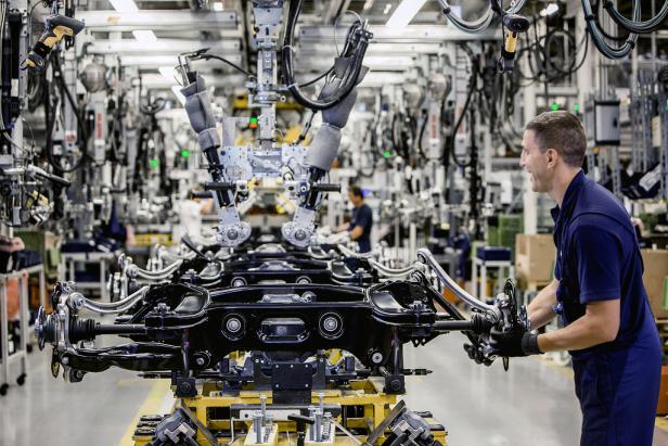 Achsmontage am Mercedes-Benz Standort Hamburg