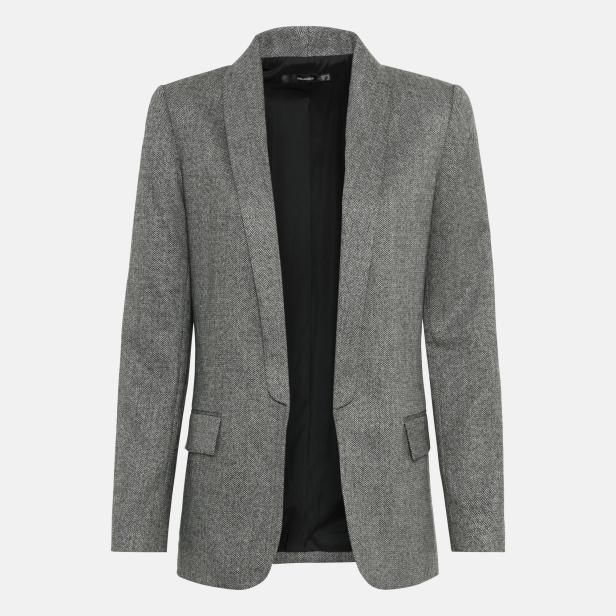 Ein grauer Blazer mit Fischgrätenmuster vor einem neutralen Hintergrund.