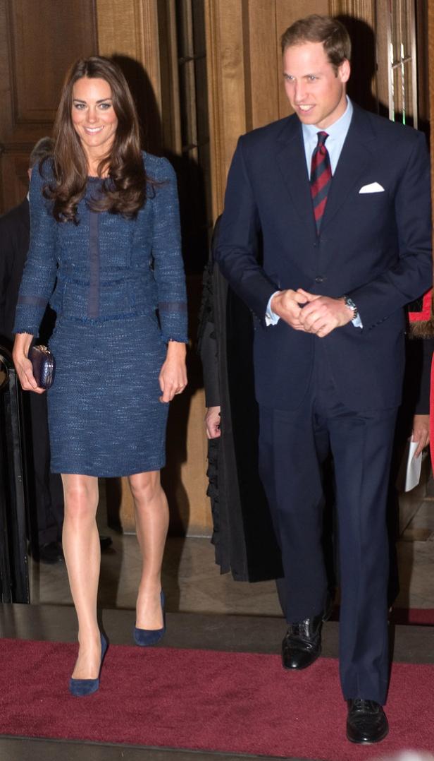 Prinz William und Prinzessin Kate betreten einen Veranstaltungsort.