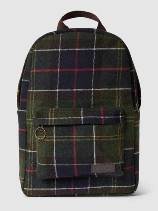 Ein karierter Rucksack mit einer kleinen Außentasche.