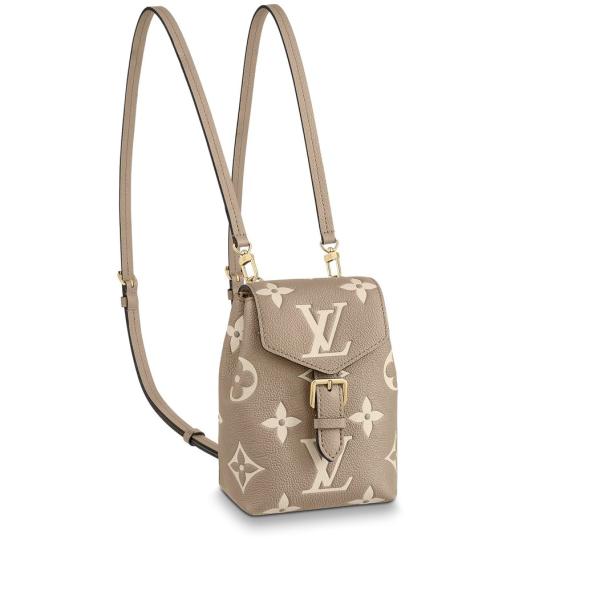 Ein kleiner, beiger Louis Vuitton Rucksack mit dem typischen LV-Monogramm.