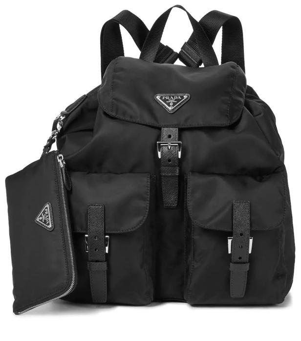 Ein schwarzer Prada-Rucksack mit mehreren Taschen und silbernen Schnallen.