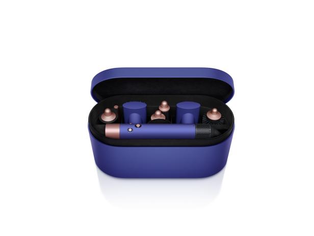 Ein Dyson Airwrap Haarstyler mit Aufsätzen in einer blauen Aufbewahrungsbox.
