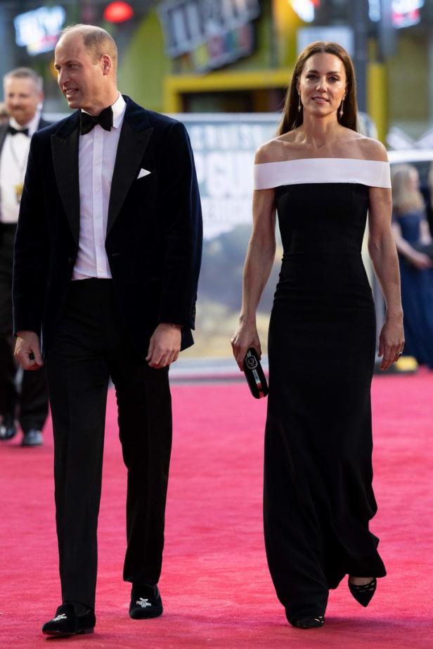 Prinz William und Prinzessin Kate auf einem roten Teppich.