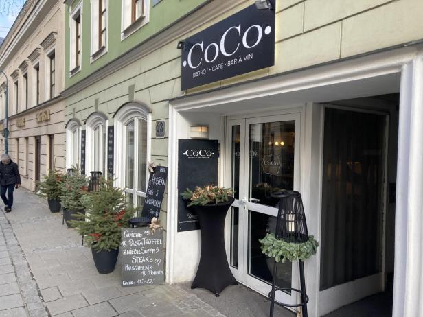 Das Bistro „CoCo“ in Linz mit weihnachtlicher Dekoration vor der Tür.