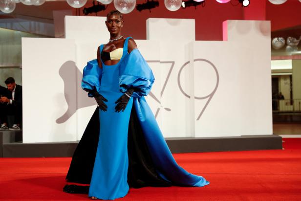 Jodie Turner-Smith in einem blauen Kleid auf dem roten Teppich der Filmfestspiele von Venedig 2022.