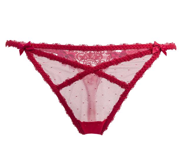 Ein roter, durchsichtiger String-Tanga mit Schleifen und Spitze.