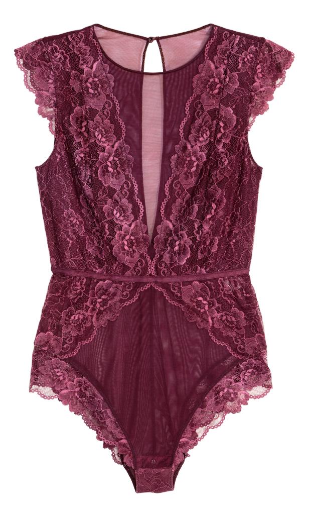 Ein burgunderfarbener Spitzenbody mit floralen Mustern.