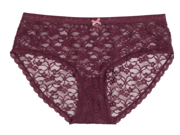 Eine bordeauxrote, transparente Spitzenunterhose mit einer kleinen Schleife.